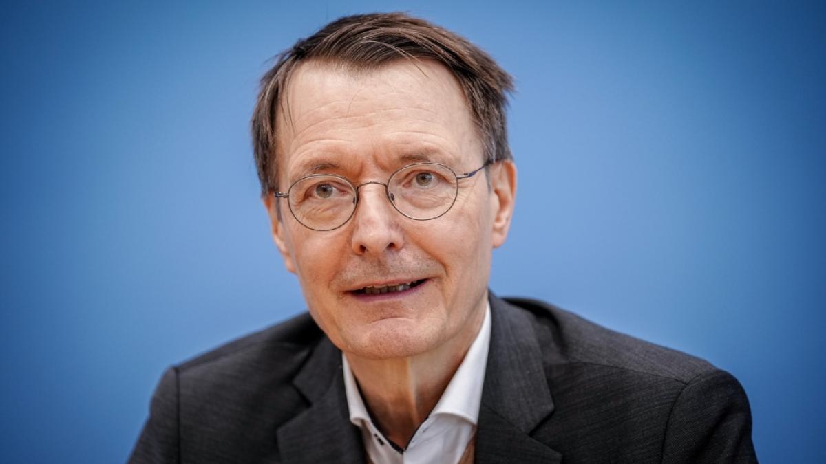 Zu Gast bei "Maischberger" in der ARD geriet Gesundheitsminister Karl Lauterbach in Erkl&auml;rungsnot. (Foto)