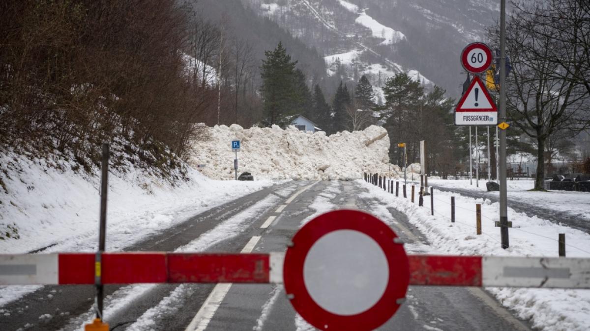 Im Schweizer Kanton Uri wurde eine Stra&szlig;e von einer Lawine versch&uuml;ttet. (Foto)