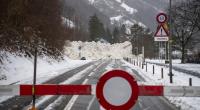 Im Schweizer Kanton Uri wurde eine Straße von einer Lawine verschüttet.