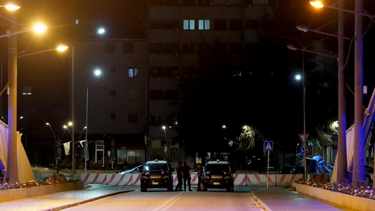 Im &uuml;berwiegend serbisch bev&ouml;lkerten Norden des Kosovos haben militante Serben am Sonntag Barrikaden errichtet. Die Polizei sichert eine Br&uuml;cke. (Foto)