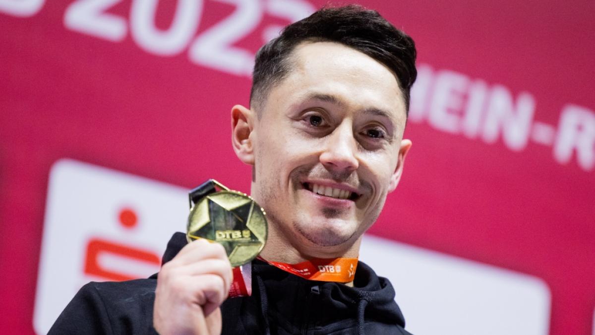 Turner Andreas Toba mit seiner Goldmedaille als frisch gebackener deutscher Meister 2023. (Foto)