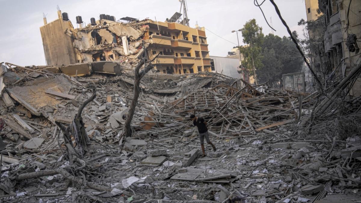 Pal&auml;stinenser inspizieren die Tr&uuml;mmer eines Geb&auml;udes nachdem es von einem israelischen Luftangriff getroffen wurde. Die islamistische Hamas hatte am 7.10. eine Milt&auml;roperation gegen Israel gestartet. (Foto)