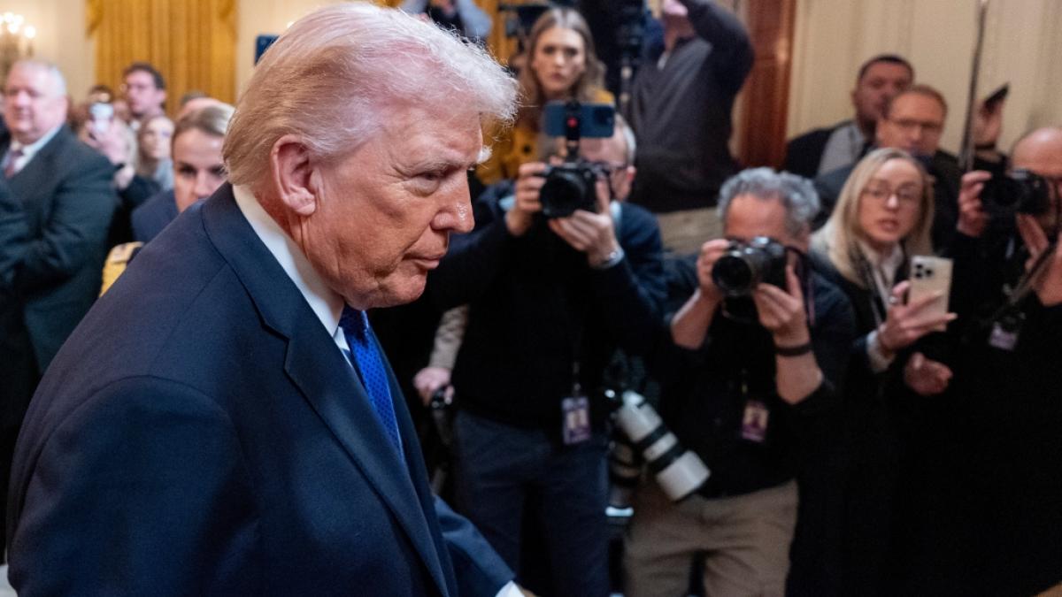 Bei der "Medal of Honor"-Zeremonie im Wei&szlig;en Haus waren alle Augen auf Donald Trump gerichtet - seine Krankheitssymptome konnte der US-Pr&auml;sident dabei nicht verbergen. (Foto)