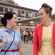 Monika Blumental, Tochter reicher Eltern, wird zu Hillas Freundin.