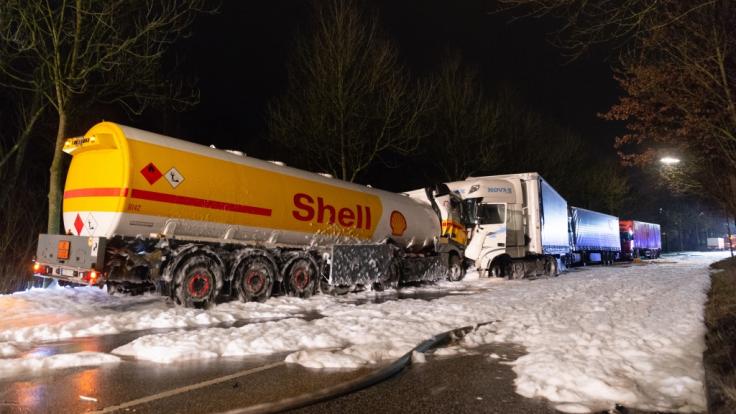 Nach dem Zusammenprall eines Tanklasters mit einem Lastwagen haben sich in Hamburg große Mengen Benzin über eine Straße ergossen.