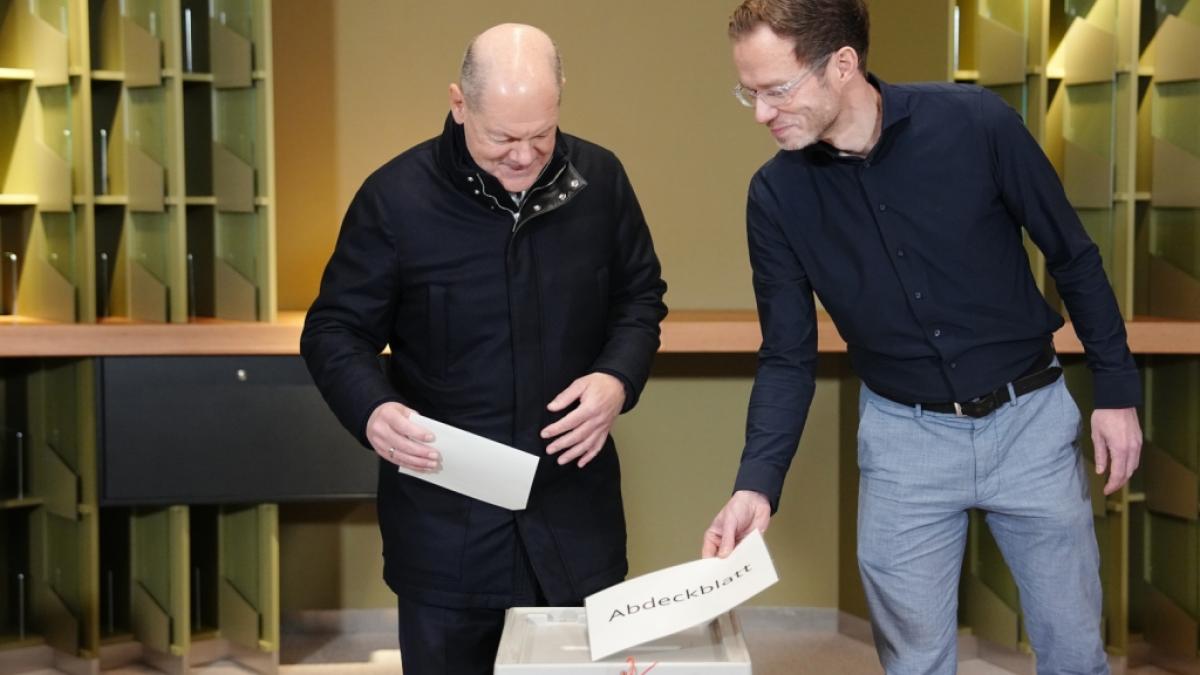 Olaf Scholz, der als Noch-Bundeskanzler erneut als Spitzenkandidat der SPD bei der Bundestagswahl 2025 antritt, wirft seinen Wahlzettel im Wahllokal der IHK in Potsdam ein. (Foto)