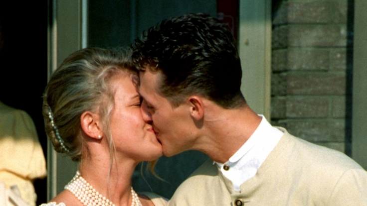 Michael Schumacher und seine Frau Corinna im Anschluss an die Trauung 1995.