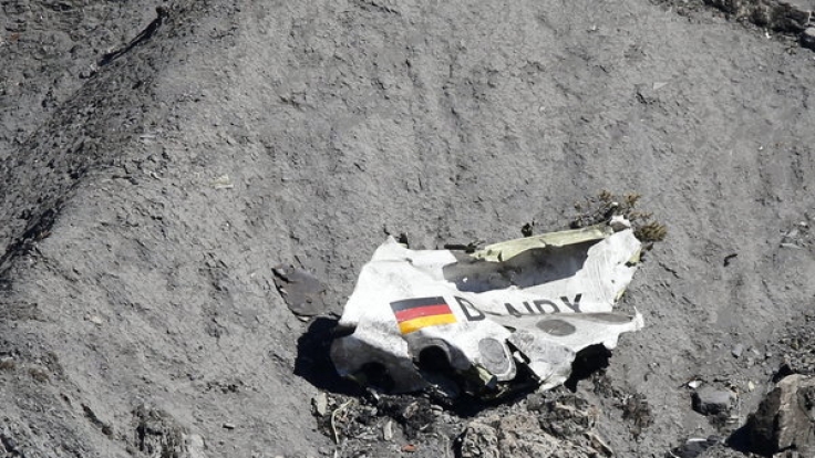 Ein Wrackteil der Germanwings-Maschine am Unglücksort.