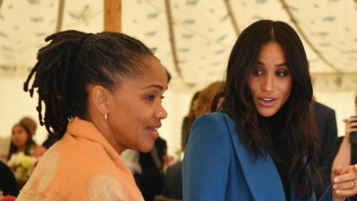 Meghan Markles Mutter Doria Ragland (li.) pflegt bereits gute Kontakte zum Kardashian-Clan - ein Umstand, der der Herzogin von Sussex in der Welt des Reality-TV T&uuml;r und Tor &ouml;ffnen k&ouml;nnte. (Foto)