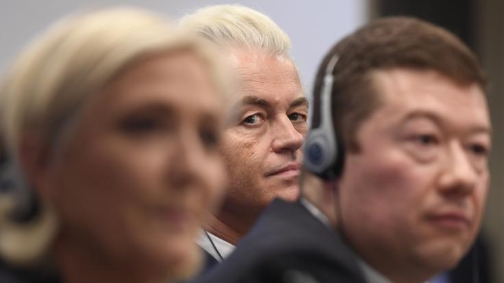 Europäische Rechtspopulisten Le Pen, Okamura und Wilders (v. vorne n. hinten)