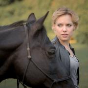 Alexandra Winkler (Julia Franz Richter) ist plötzlich Alleinerbin eines Trakehner-Gestüts.