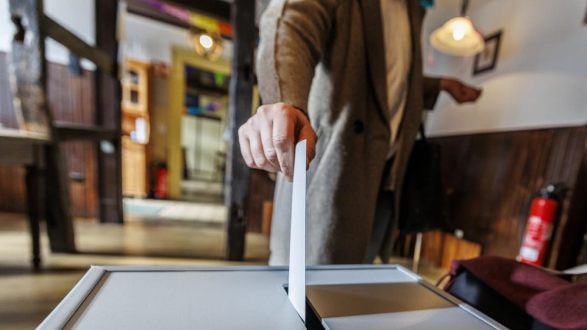 Ein Stimmzettel in einem Wahllokal in Leverkusen-Pattscheid wird in die Wahlurne geworfen. (Foto)