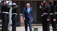 Donald Trump hat wieder über eine dritte Amtszeit gescherzt.