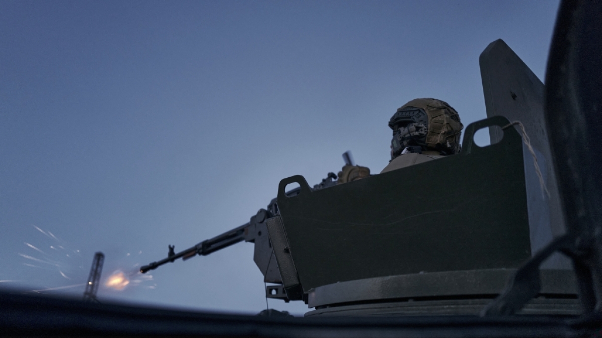 Ein ukrainischer Soldat bedient ein Maschinengewehr w&auml;hrend eines Gefechts. (Foto)