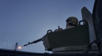 Ein ukrainischer Soldat bedient ein Maschinengewehr während eines Gefechts.