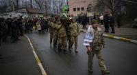 Ukrainische Soldaten tragen den Sarg eines gefallenen Kameraden.
