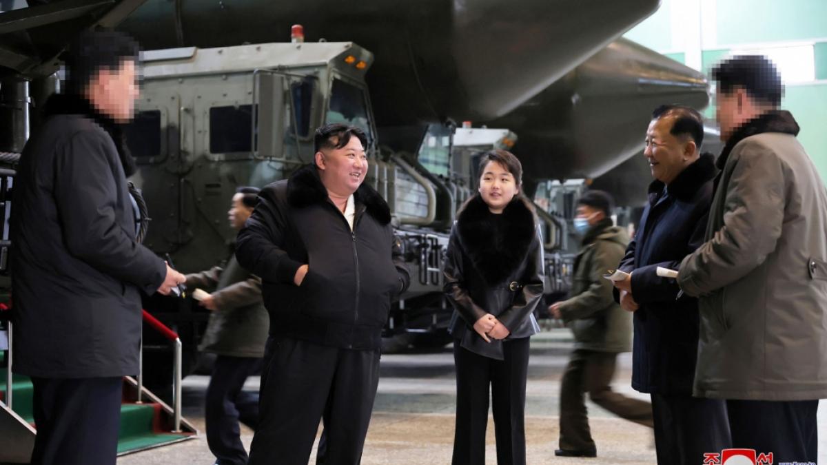 Kim Jong Un nimmt seine Tochter Kim Ju Ae inzwischen ganz selbstverst&auml;ndlich mit zu offiziellen Terminen. (Foto)