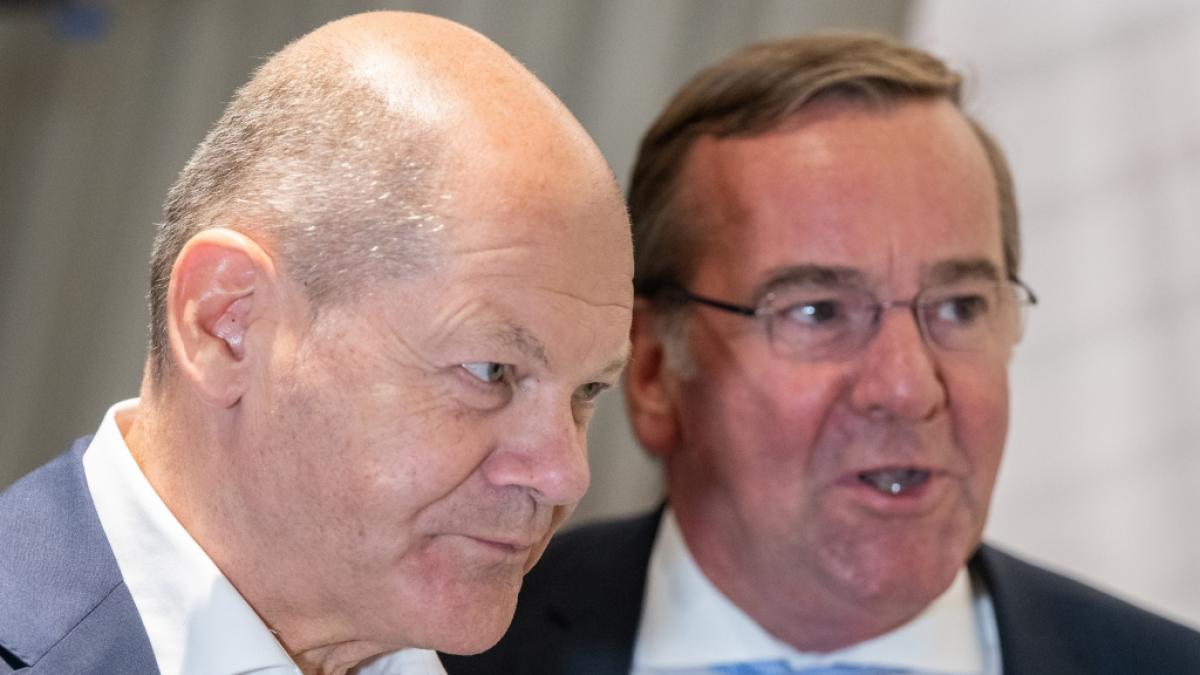 Laut einer aktuellen Umfrage w&uuml;nschen sich Zweidrittel der Deutschland Verteidigungsminister Boris Pistorius (r.) anstatt Olaf Scholz im Bundeskanzleramt. (Foto)