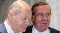 Laut einer aktuellen Umfrage wünschen sich Zweidrittel der Deutschland Verteidigungsminister Boris Pistorius (r.) anstatt Olaf Scholz im Bundeskanzleramt.