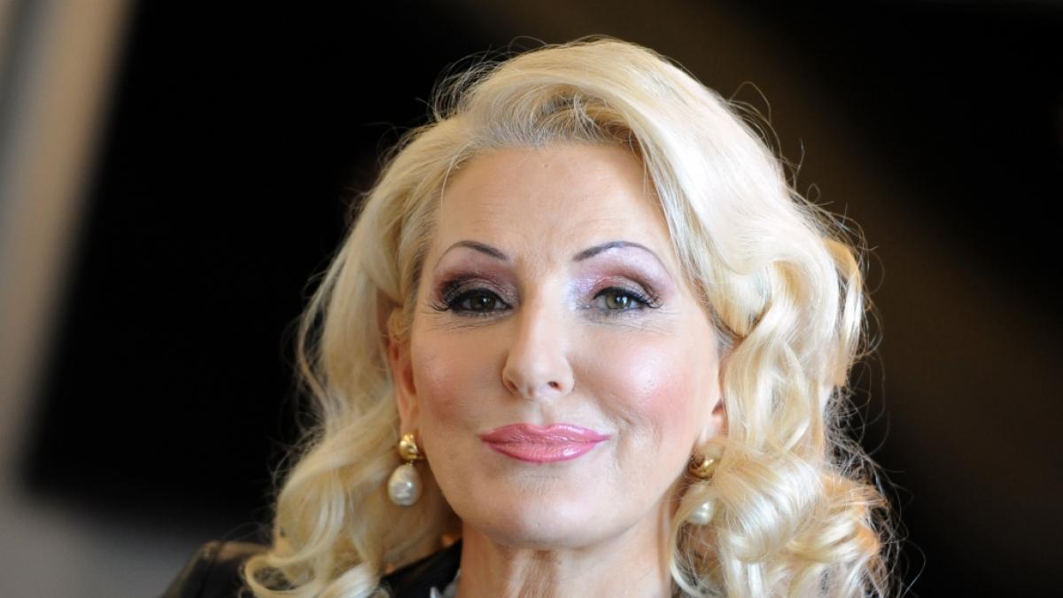 Schauspielerin&nbsp;D&eacute;sir&eacute;e Nick pr&auml;sentierte sich beim CSD Berlin 2022 ohne BH. (Foto)