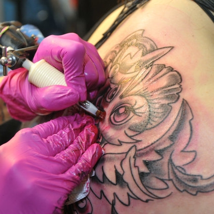 Kind (12) trägt nun Bitch-Tattoo auf Unterarm