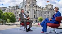 Markus Söder, (CSU) Ministerpräsident von Bayern, sitzt mit der Journalistin Anna Engelke vor dem jährlichen 