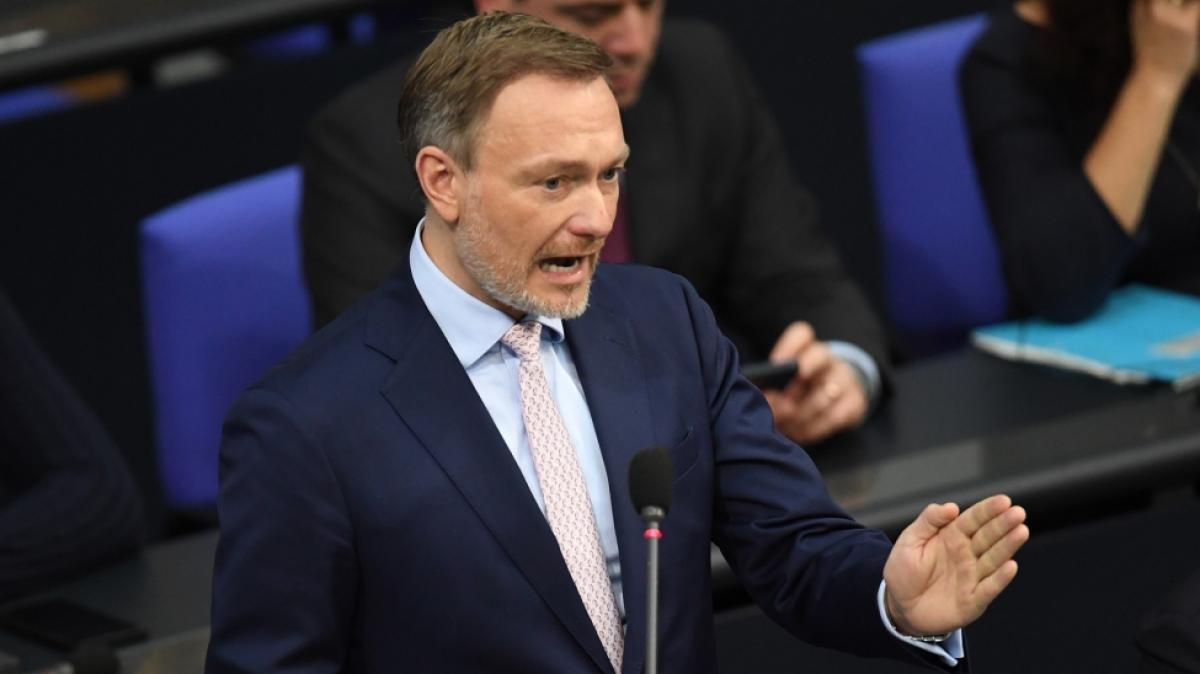 Christian Lindner (FDP), Bundesminister der Finanzen, spricht in der Plenarsitzung im Deutschen Bundestag. (Foto)
