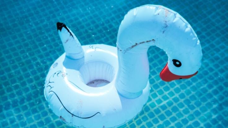 In den USA verstarb ein Junge nach einem Schwimmbad-Besuch durch eine seltene Infektion (Symbolbild).