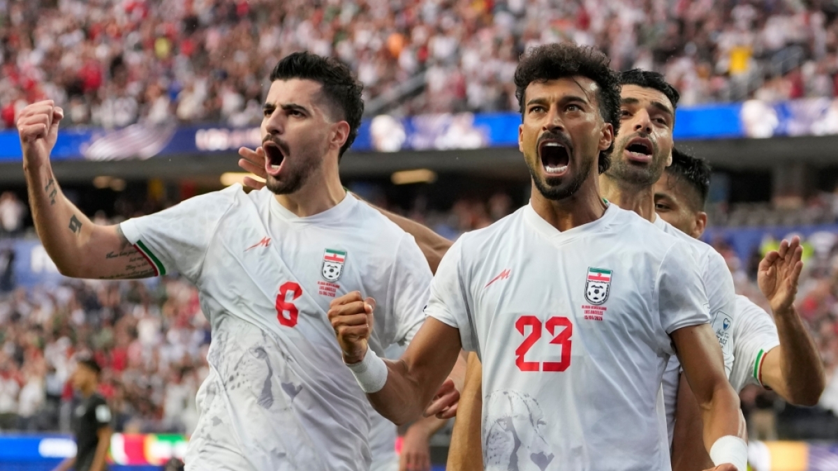 Fu&szlig;ball, M&auml;nner: WM, Vorrunde, Gruppe G, 1. Spieltag, Iran - Neuseeland, Los Angeles Stadium. Der Iraner Ramin Rezaeian (23) feiert mit seinem Teamkollegen, dem Iraner Saeid Ezatolahi (6), nach einem Tor, vom 15.06.2026. (Symbolbild) (Foto)