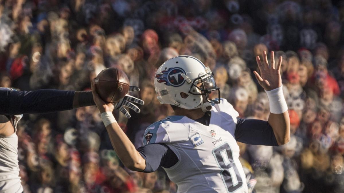 Marcus Mariota wirft den Ball w&auml;hrend die Hand von einen Verteidiger auf ihn zu kommt am 20.12.2025. (Symbolbild) (Foto)