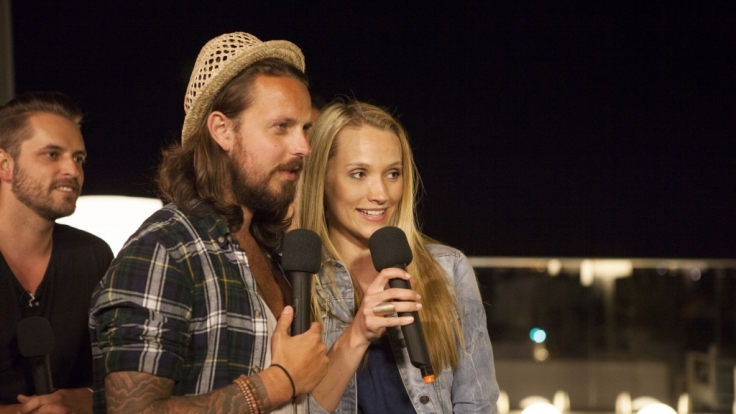 Karaoke Party in der Rooftop Bar in Lissabon: Die Jungs und Anna singen um die Wette.