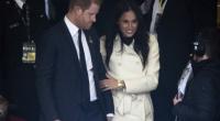 Bei ihrem ersten gemeinsamen Auftritt seit Monaten hat Meghan Markle Prinz Harry fest im Griff.