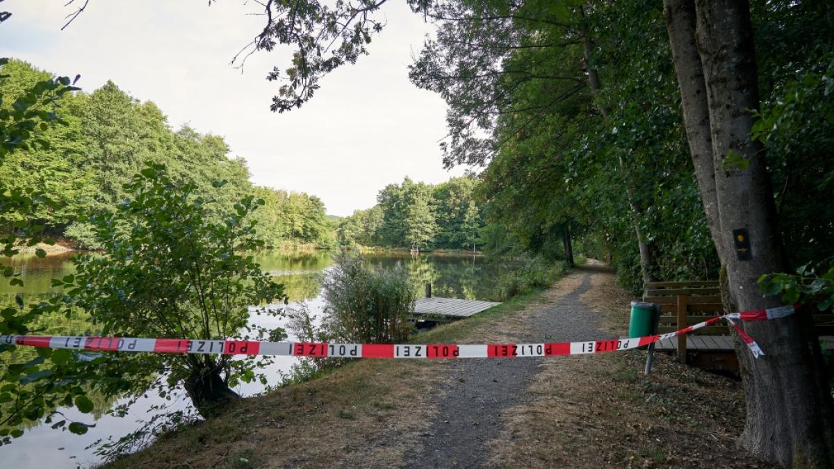 Aus dem Oberirsener Weiher im Kreis Altenkirchen (Westerwald) wurde ein totes Baby geborgen. (Foto)