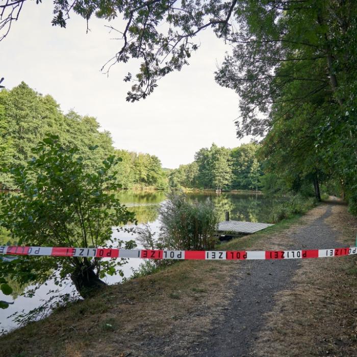 Angler findet versenkte Babyleiche in Dorfteich - Todesursache bleibt unklar
