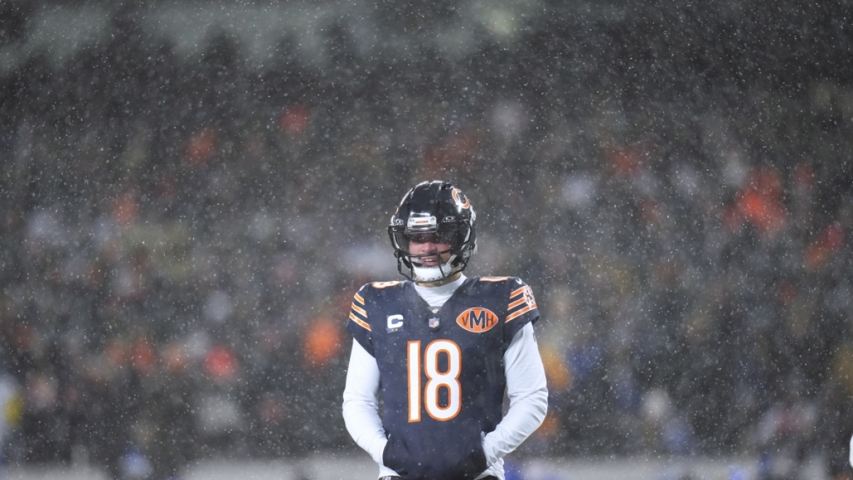Caleb Williams (Chicago Bears-Quarterback) schaut auf das Spielfeld, am 18.01.2026. (Symbolbild) (Foto)
