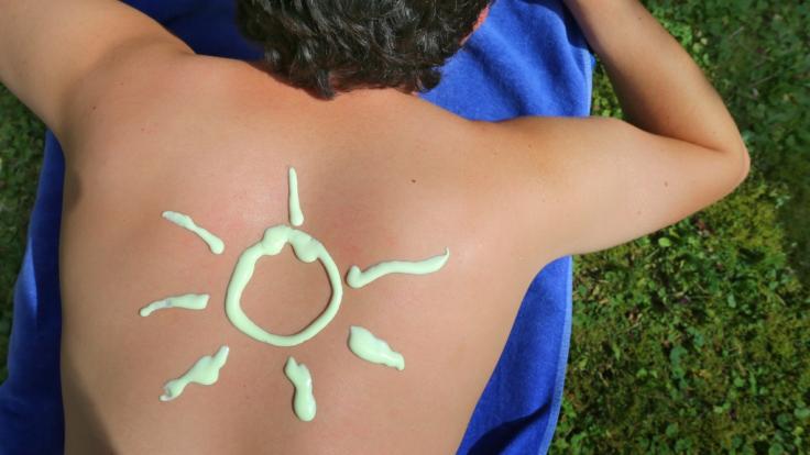 Sonnencreme schützt die Haut vor gefährlichen UV-Strahlen.