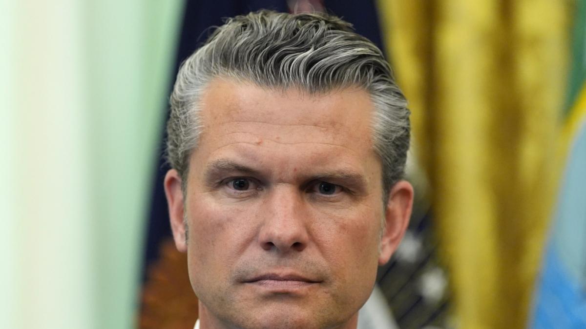 Pete Hegseth sorgt mit einer Ekel-Geste f&uuml;r Entsetzen. (Foto)