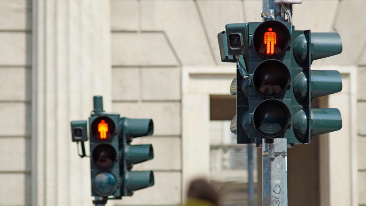 Bei einem Unfall in D&uuml;sseldorf sind vier Menschen verletzt worden, als ein Autofahrer an einer Ampelkreuzung in eine Sch&uuml;lergruppe raste (Symbolbild). (Foto)