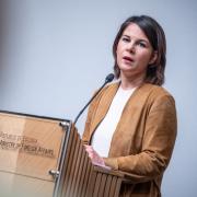 Annalena Baerbock hat Russland dazu aufgefordert, die Evakuierung der umkämpften Stadt Mariupol zu ermöglichen.