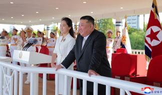 Die Gerüchte um Kim Jong Un überschlagen sich: Angeblich soll der nordkoreanische Machthaber nach einer Hirnblutung im Koma liegen, an anderer Stelle wird bereits über seinen Tod spekuliert.