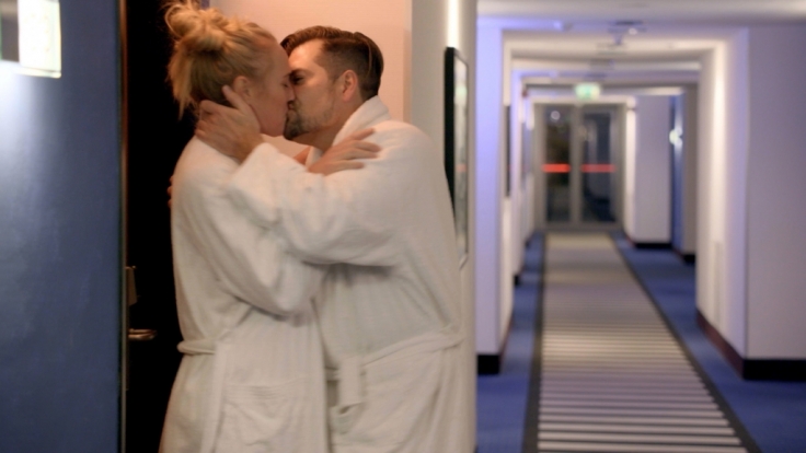 Maren (Eva Mona Rodekirchen) und Leon (Daniel Fehlow) kommen sich bei einem Seminar näher.