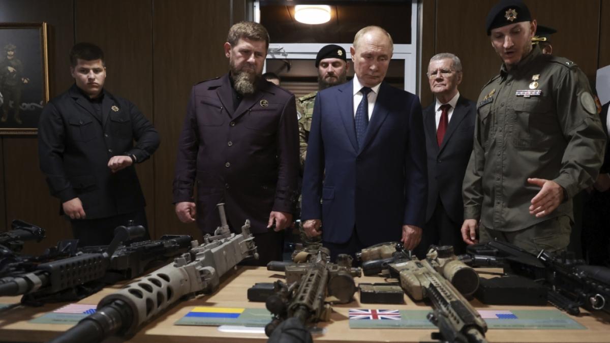 Neue Aufnahmen zeigen Waldimir Putin bei seinem Besuch in Tschetschenien. (Foto)
