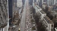 Flucht nach russischen Angriffen auf die Ukraine: Autos stauen sich, während die Menschen die Stadt Kiew verlassen.