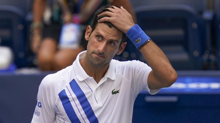 Novak Djokovic ist bei den US Open der Tennisprofis im Achtelfinale disqualifiziert worden.