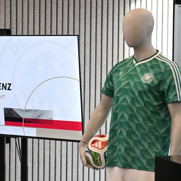DFB-Team spielt in Amsterdam im legendären 1990er-Trikot