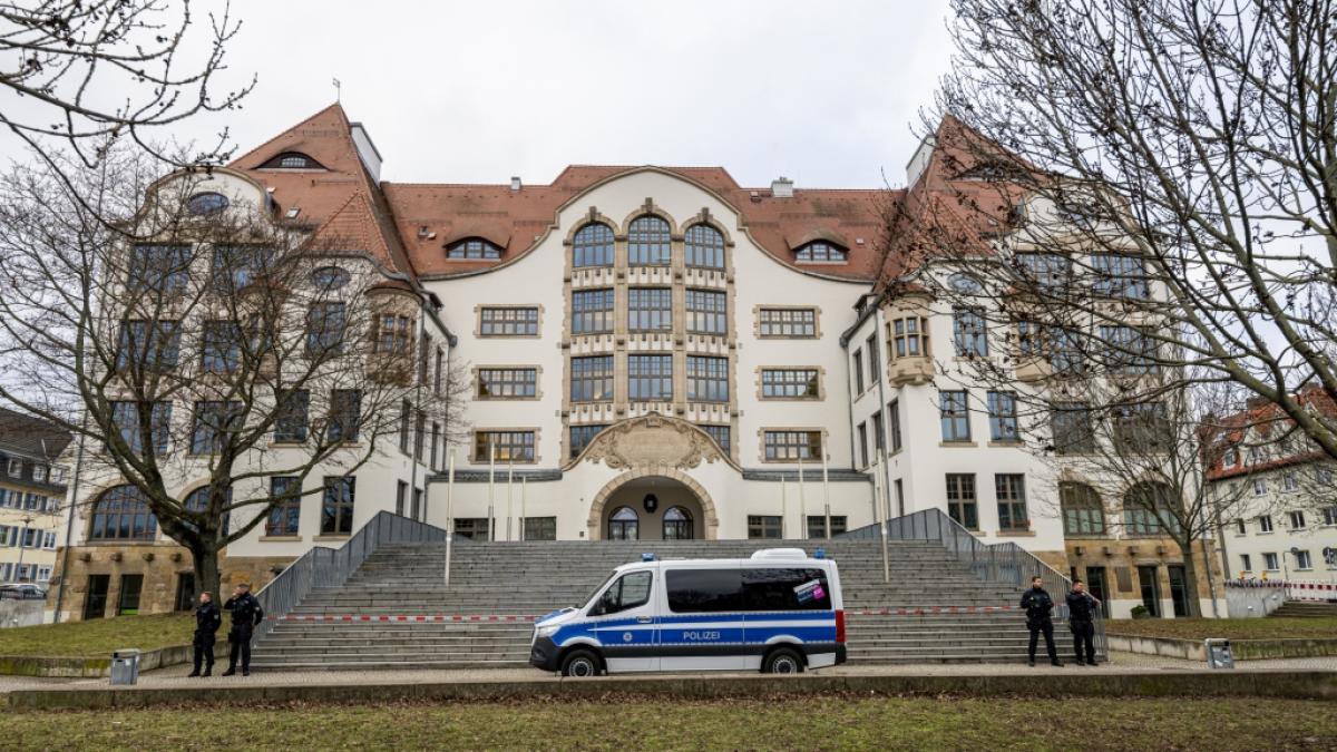 Nach einer Bombendrohung hatte die Polizei am Mittwochmorgen das Erfurter Gutenberg-Gymnasium ger&auml;umt. (Foto)