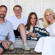 Kronprinz Haakon (vorne, l-r) von Norwegen, Kronprinzessin Mette-Marit von Norwegen, Prinz Sverre Magnus (hinten, l-r) und Prinzessin Ingrid Alexandra.