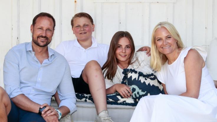 Kronprinz Haakon (vorne, l-r) von Norwegen, Kronprinzessin Mette-Marit von Norwegen, Prinz Sverre Magnus (hinten, l-r) und Prinzessin Ingrid Alexandra.