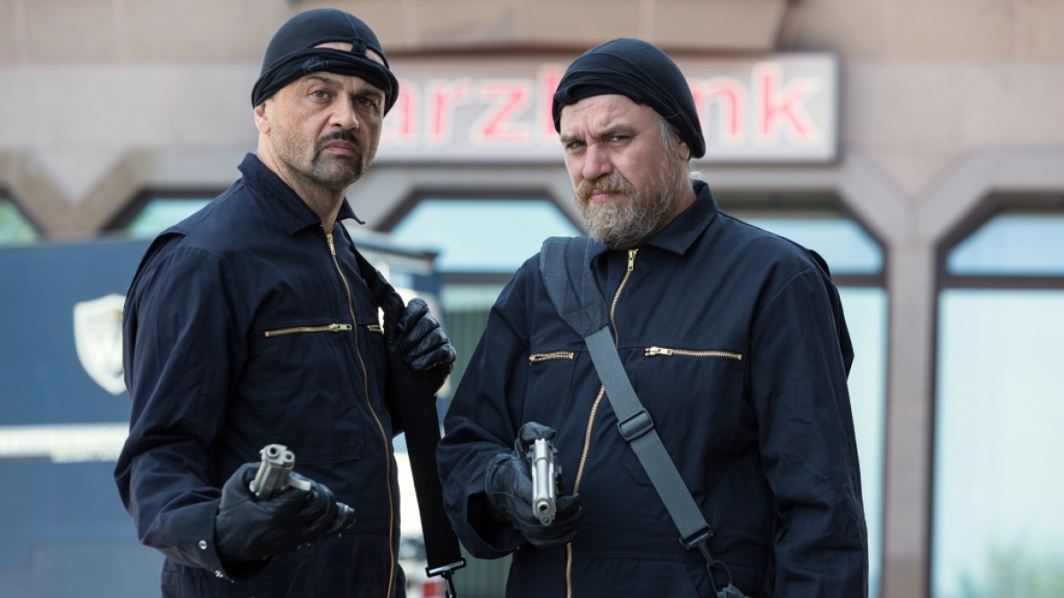 Dorfsheriff Frank Koops und der Gangster Hagen planen die Harzbank auszur&auml;umen. (Foto)