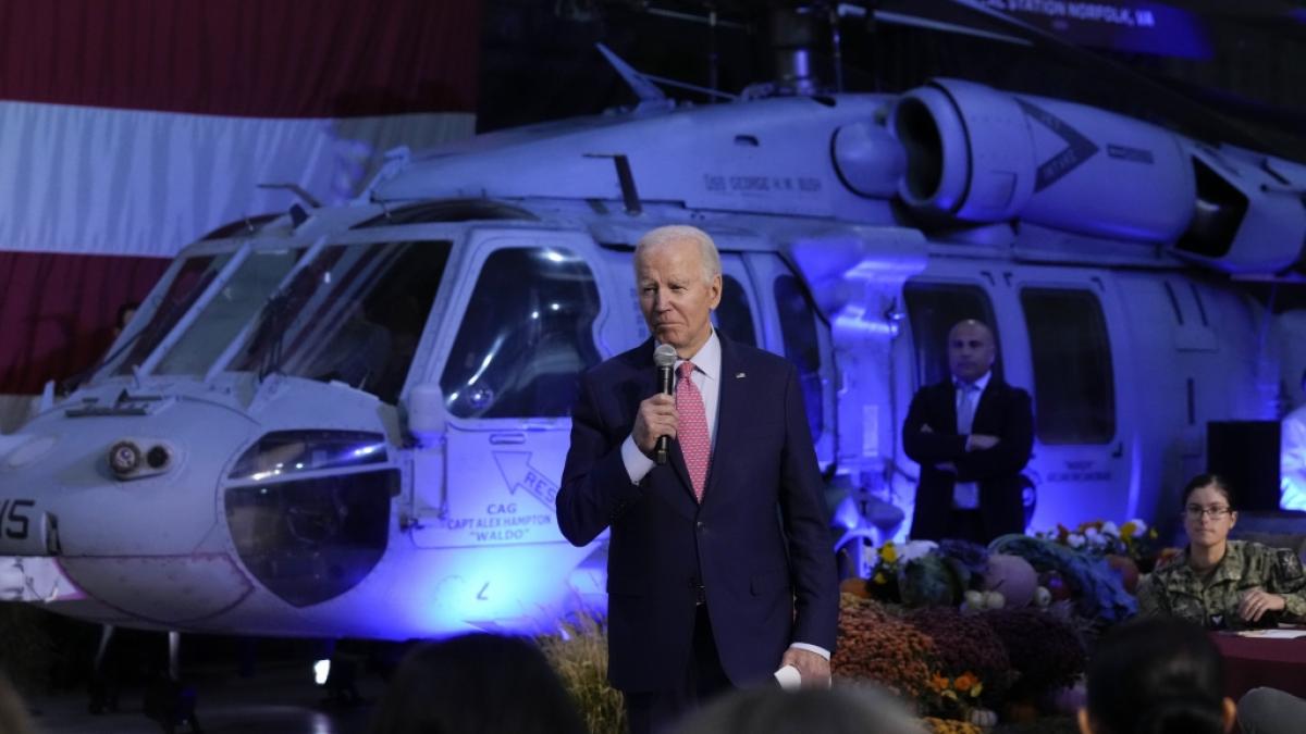 Joe Biden schockte bei einem Auftritt zum Auftakt der Thanksgiving-Woche, als er ein kleines M&auml;dchen in der Norfolk Naval Station ansprach. (Foto)